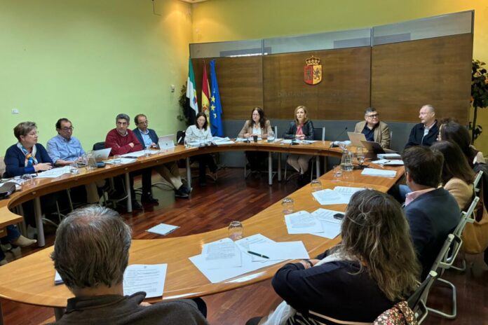 La Diputación de Cáceres aprueba el reglamento de la Mesa de Turismo del plan Sabores y Paisajes de las Tierras de Cáceres y Trujillo, dotado con 4,85 millones de fondos NextGenerationEU